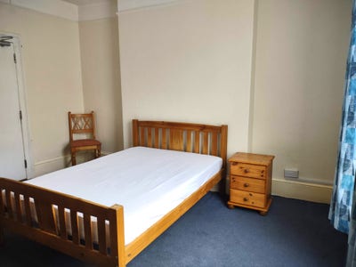 Single & Double Rooms in clean house share  Main Photo