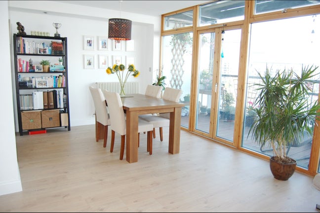 2 Bed Flat, 2 Bath, Western Beach Apartments, E16 Main Photo