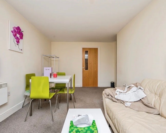 Amazing double bedroom-city center bills included  Main Photo