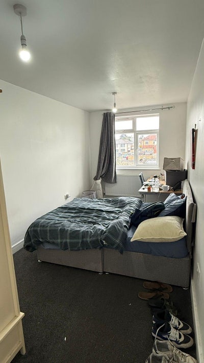 Spacious ensuite with garden view  Main Photo