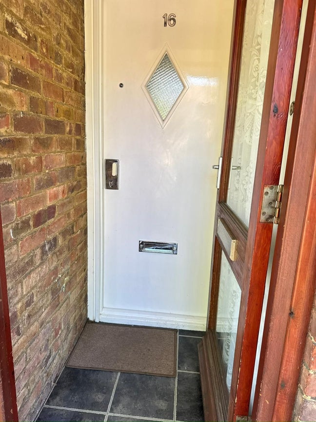 Lovely 1 bed flat walking distance of Upton Park Main Photo