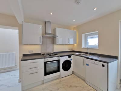 Student En-suite Room – Washer & Dishwasher Main Photo