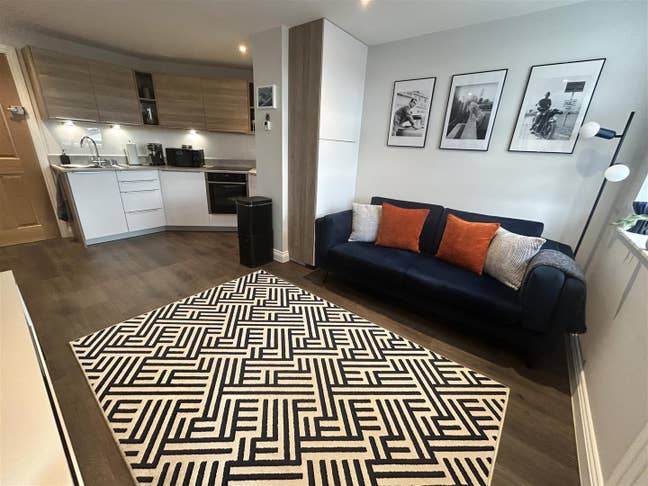 Stunning Apartment - Extremely Sought Off Area Main Photo