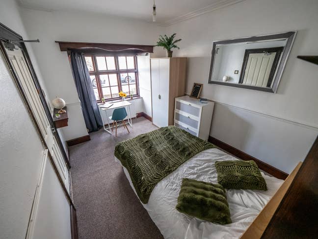 Large double room | 1 Week Free | Garden + Pool  Main Photo