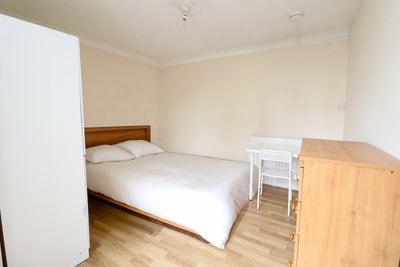 Modern Double Rooms Available in Vibrant E14 Main Photo