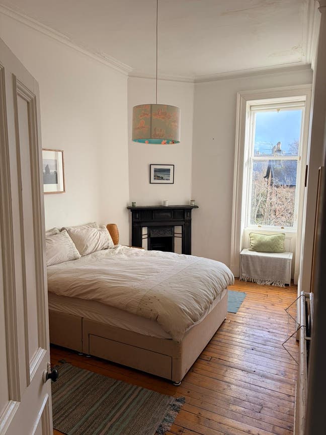 Double room in beautiful spacious West End flat Main Photo