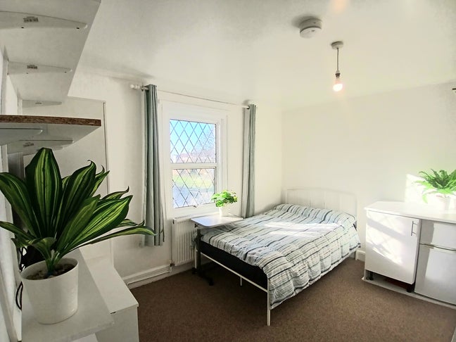 En-suite Double Room Langley Slough Main Photo