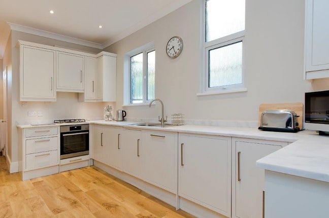 Room available in spacious 2 bed flat in Clapham Main Photo