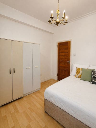 Live in red brick mansion- HYDE PARK! 🧱 Main Photo