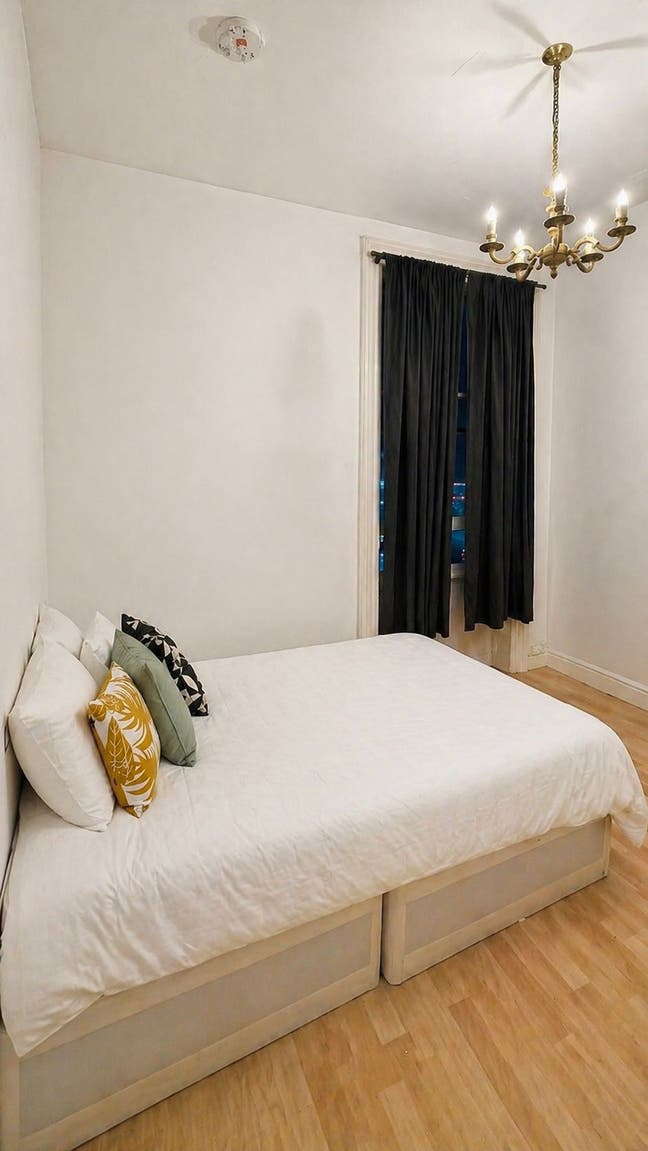 Live in red brick mansion- HYDE PARK! 🧱 Main Photo