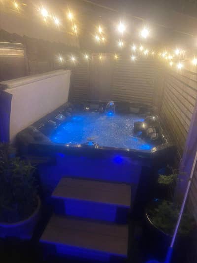 Modern double room near to BV with hot tub Main Photo
