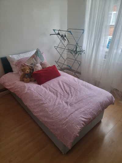 Decent size single room in easy going home Main Photo