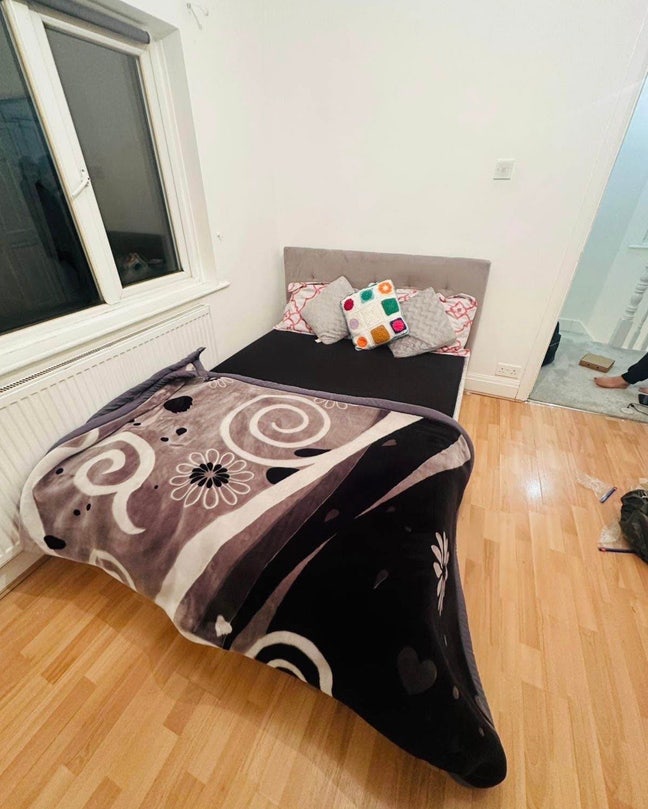 Bright double room in feltham bills included  Main Photo