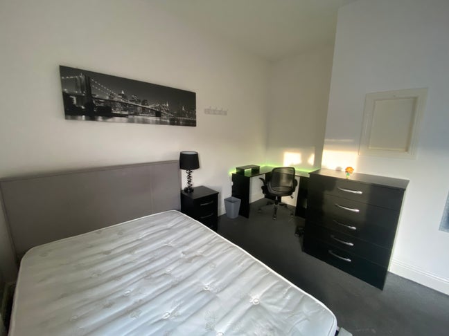 ** Double Room Available in Three Bed House ** Main Photo