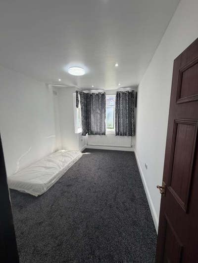 🏡 Double Room Available in Romford RM5 3YS Main Photo