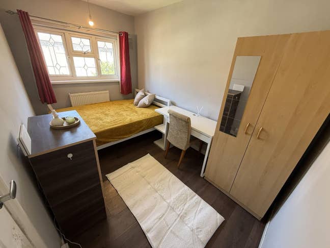 ☘️ Single Room Near Poplar Main Photo