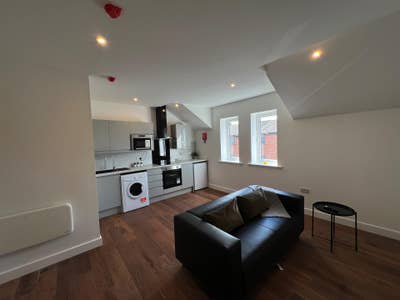 Hyde Park Flat Tenancy Takeover Main Photo