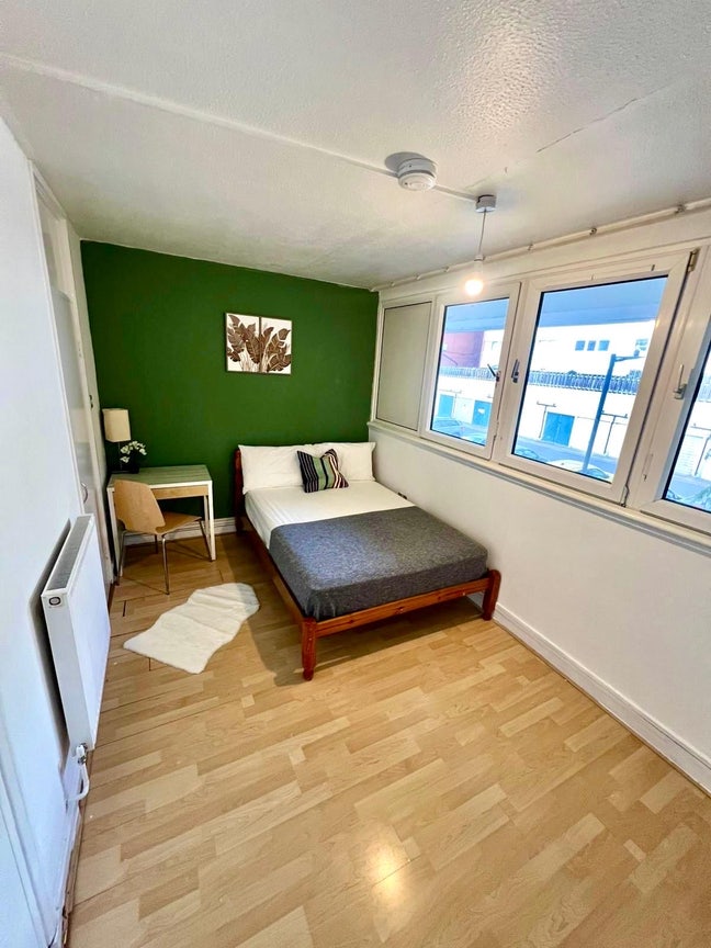 3 Bright Double Bedrooms Available!!! Main Photo