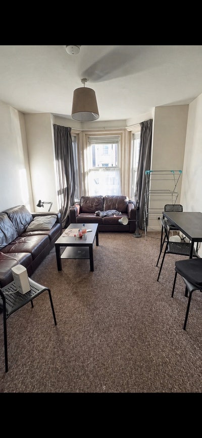 Looking for a housemate  Main Photo