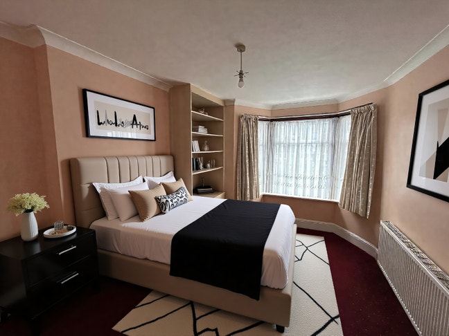 2-Bed Flat with Flexible Layout & Parking Main Photo