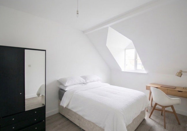 KING Bed + HUGE Living Room + 3mins walk to tube Main Photo