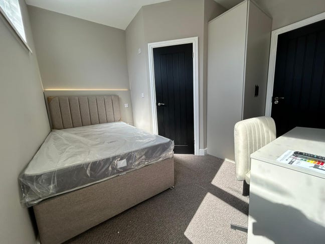 Large Ensuite Room - First Weeks Rent Free  Main Photo