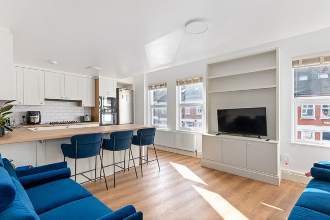 98_Gilbey_Road_Room1 Main Photo