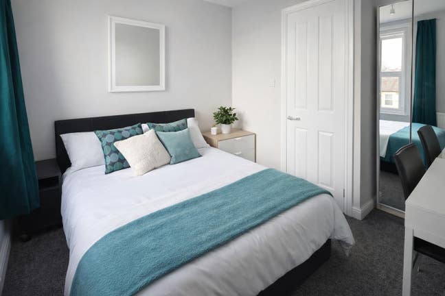 Newly refurbished double room with en suite Main Photo
