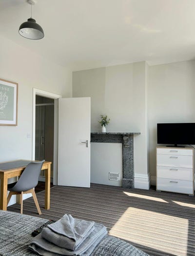  Large ensuite room - Town centre  Main Photo