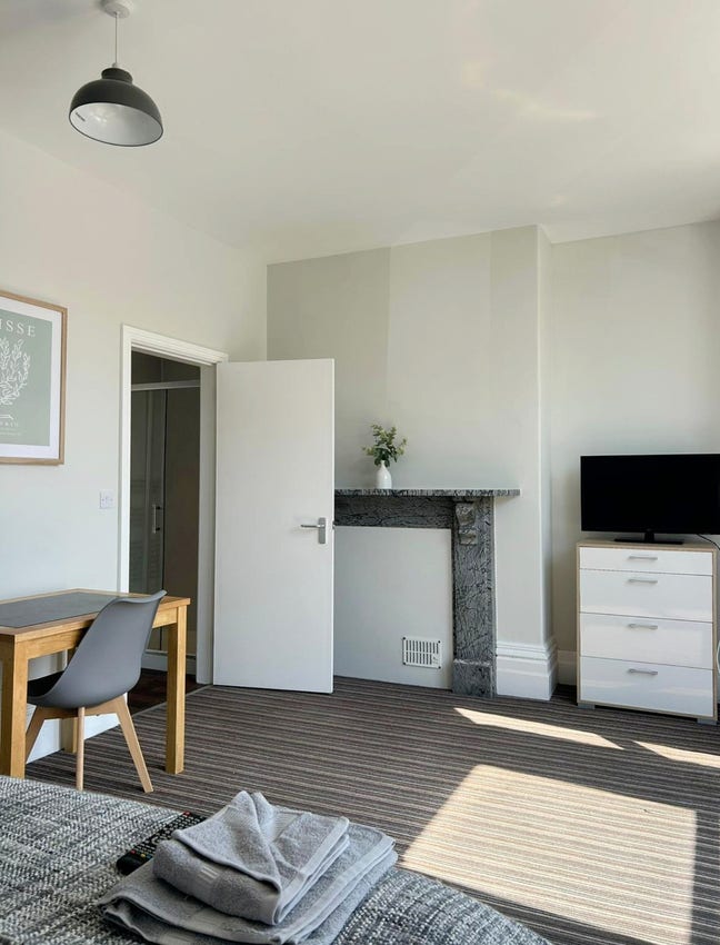  Large ensuite room - Town centre  Main Photo