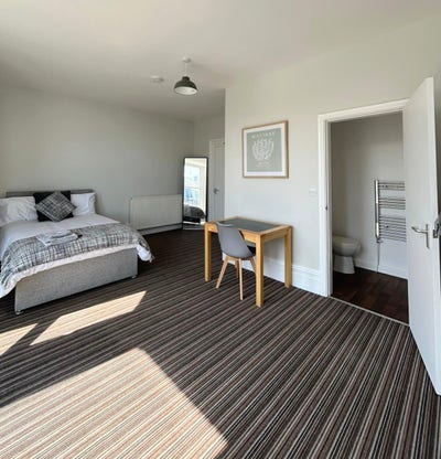  Large ensuite room - Town centre  Main Photo
