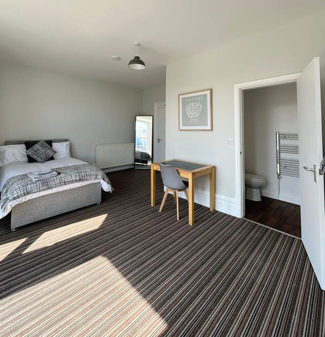 Large ensuite room - Town centre  Main Photo
