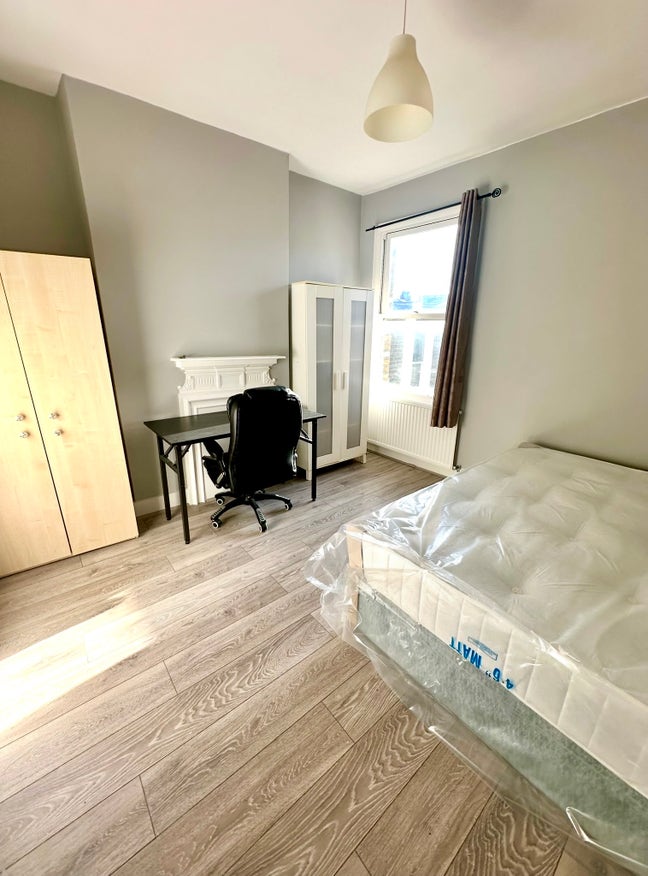 Double Room in Turnpike Lane  Main Photo