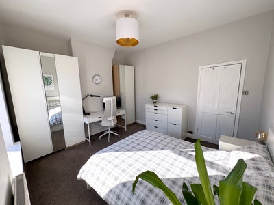 Large Double Room | Metro 8 Mins | Bills Inc Main Photo