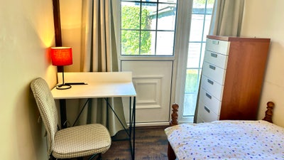 Cozy Large single ,garden,South Quay Main Photo