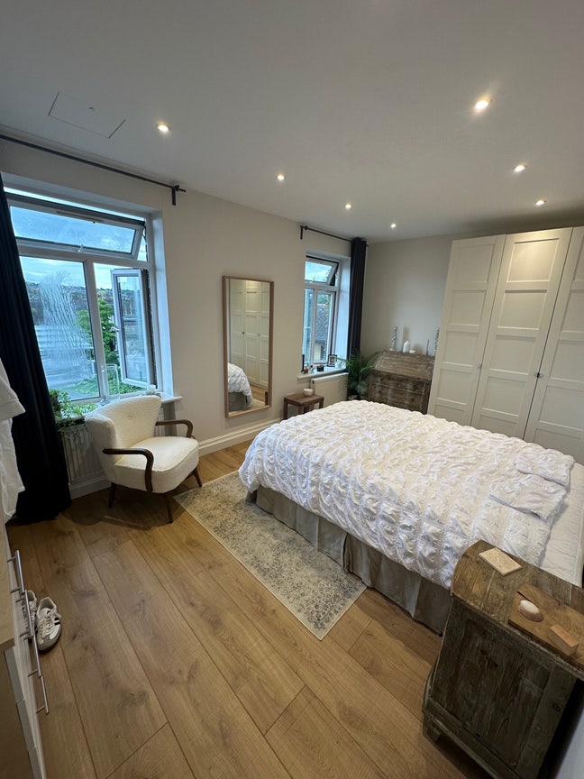 Bright double room in friendly sociable flat Main Photo