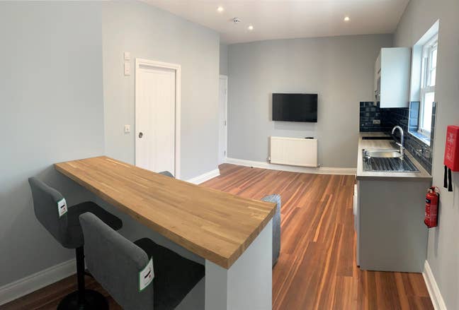 Luxury Fully Furnished Ensuite Rooms - Available  Main Photo