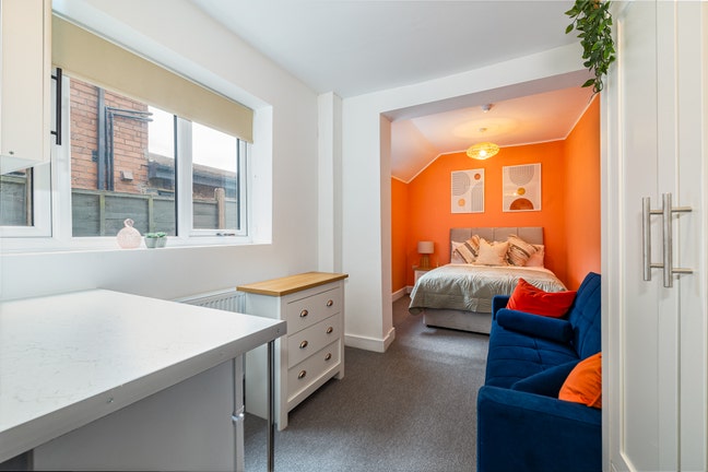 "Spacious Ensuite Room on Camphill Road in CV10" Main Photo