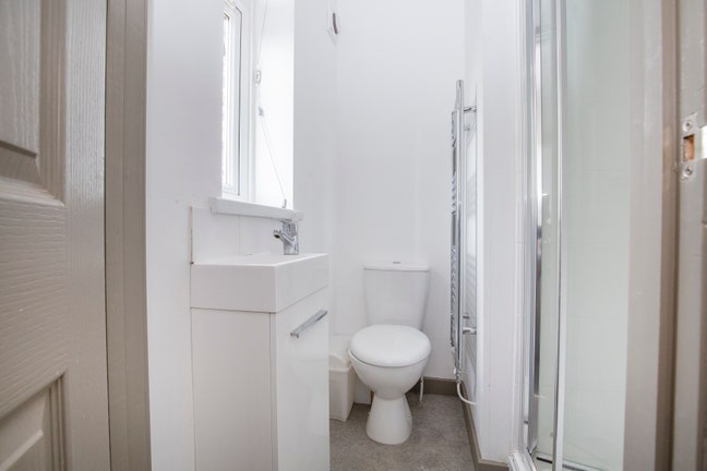 Double bedroom to rent in this convenient house Main Photo