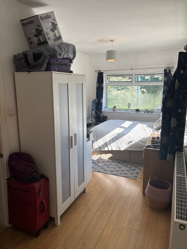 Room to rent in amazing Burton Road location Main Photo