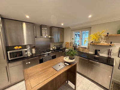 Double Bed Room in large garden flat Main Photo