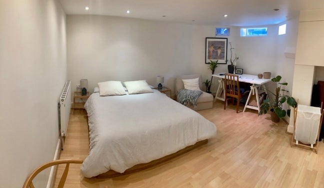 Lovely bedroom with private bathroom and garden Main Photo