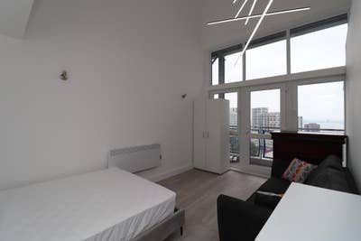 Luxury Modern Flat! Close to Elizabeth Line Main Photo