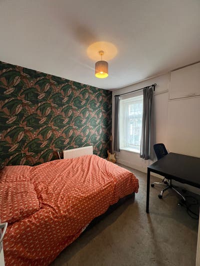 Spacious double bedroom 10 minutes walk to univers Main Photo