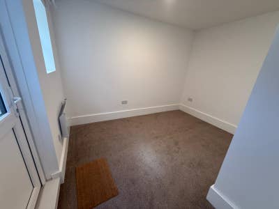 First Floor Flat-818 London- Double Room Available Main Photo
