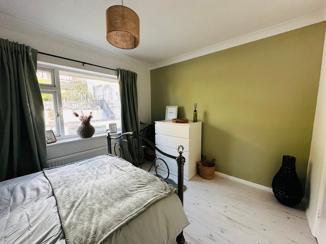 Bright and airy newly decorated double bedroom  Main Photo