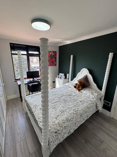 Double bedroom available in a three-bedroom house Main Photo