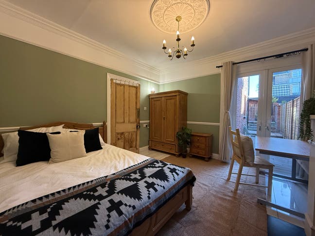 Stunning Double Room NR1 with Parking NR1 (13W-JG) Main Photo