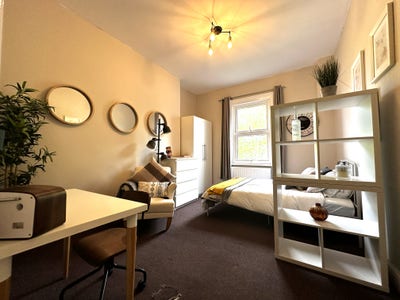 Big comfy room in great house share Main Photo