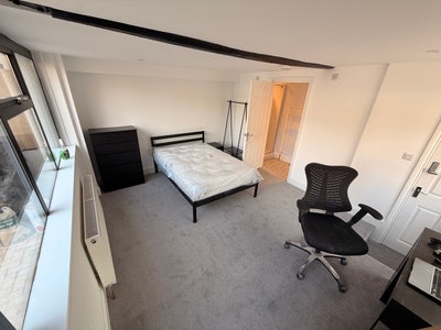 Big ensuite rooms external parking & river garden Main Photo